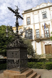 800px-Plaza_de_Santa_Cruz_2