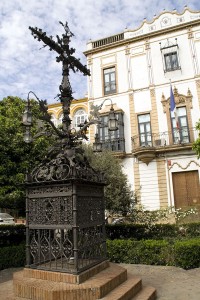 800px-Plaza_de_Santa_Cruz_2