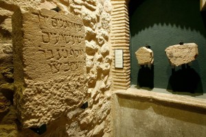 Estela funeraria datada en 1411: "Esta es la estela de la honorable [Es]telina, hija del prohombre (Ast)ruc Cohen guárdela en su Roca y su Redentor" 