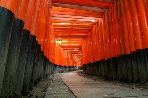 Fushimi Inari-Taisha (principal santuario ninja sintoísta): tiene unos 10.000 torii colocados en fila en un paseo de unos 4 km. 