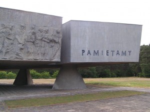 Chelmno - Monumento con la leyenda en polaco Pamietamy (Recordamos).