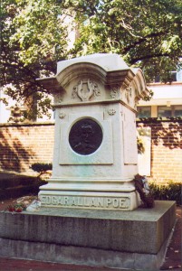El cuerpo de Edgard Allan Poe yace bajo este monumento en Baltimore.