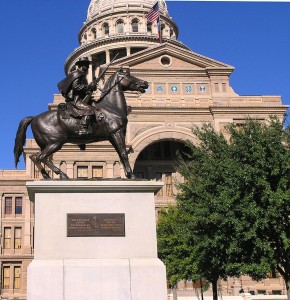 Monumento a los Rangers frente al Capitolio en Austin (Texas). 