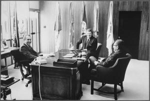 John Wayne con Richard Nixon y Henry Kissinger en 1972.