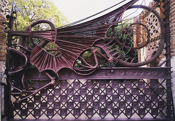 Dragón de la puerta de entrada a la Finca Güell